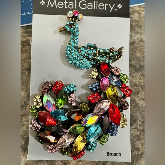 Metal Gallery Gold Tone Multi Color Rhinestones Peacock Brooch / Pin New - Picture 1 of 2